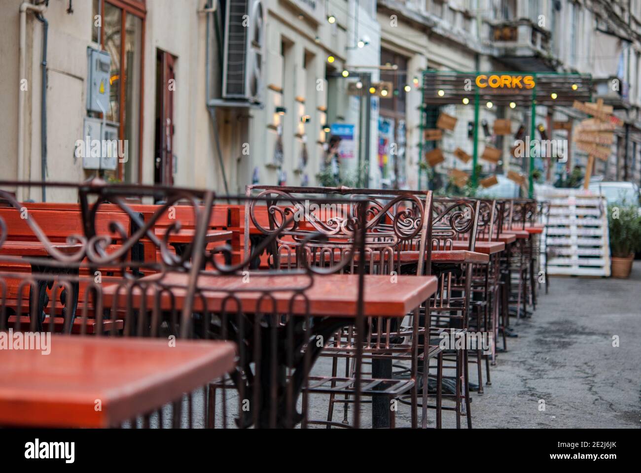 Bar e ristoranti della città vecchia di Bucarest tavoli da pranzo all'aperto sulla strada - Vista della vecchia architettura nella città vecchia di Bucarest. Bucarest, Romani Foto Stock