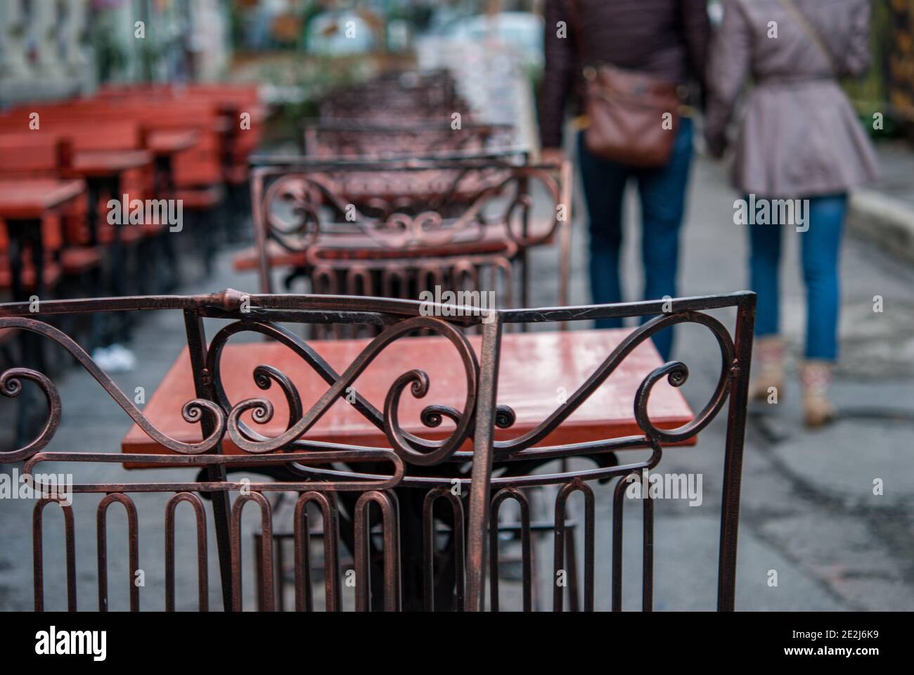 Bar e ristoranti della città vecchia di Bucarest tavoli da pranzo all'aperto sulla strada - Vista della vecchia architettura nella città vecchia di Bucarest. Bucarest, Romani Foto Stock