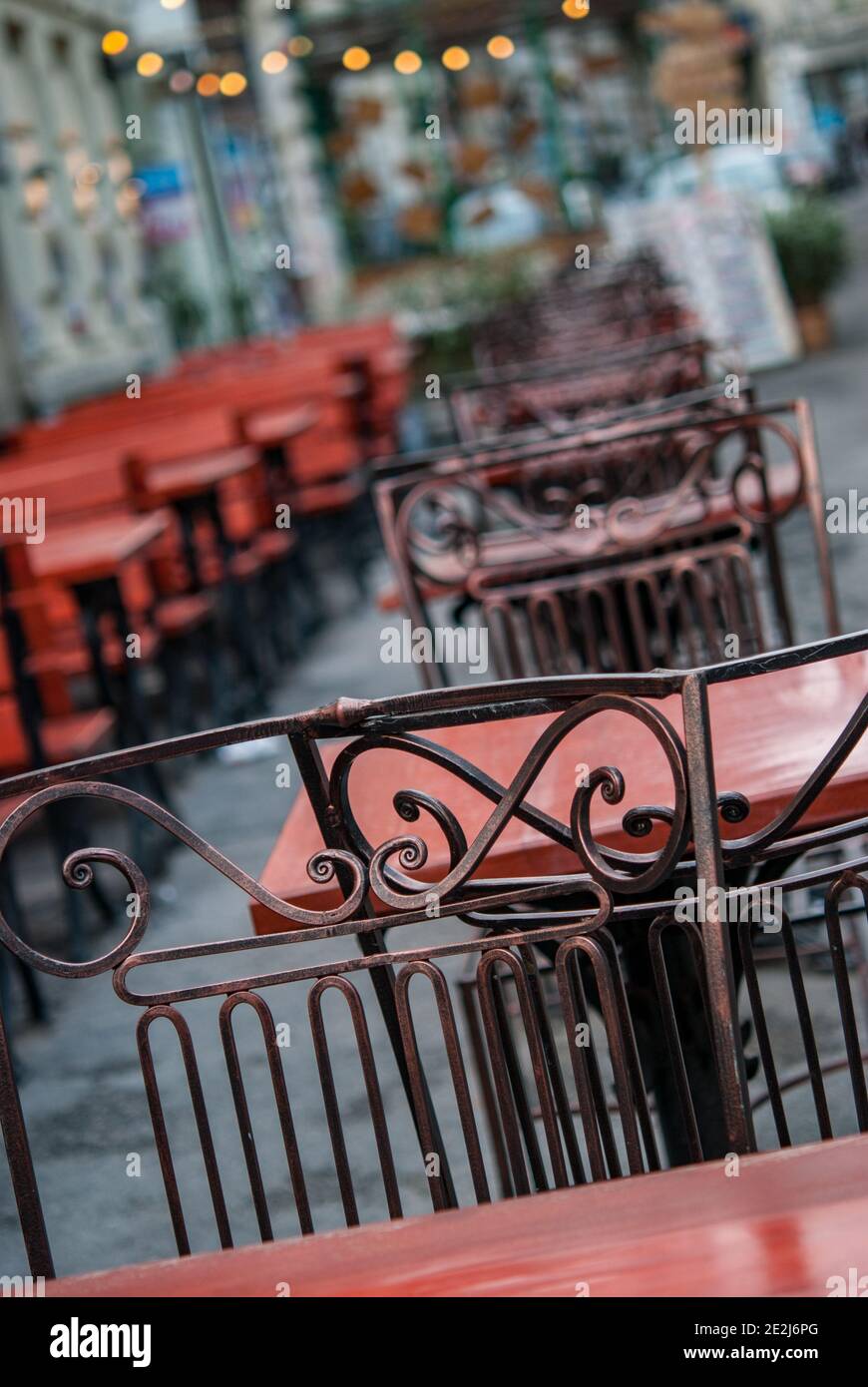 Bar e ristoranti della città vecchia di Bucarest tavoli da pranzo all'aperto sulla strada - Vista della vecchia architettura nella città vecchia di Bucarest. Bucarest, Romani Foto Stock