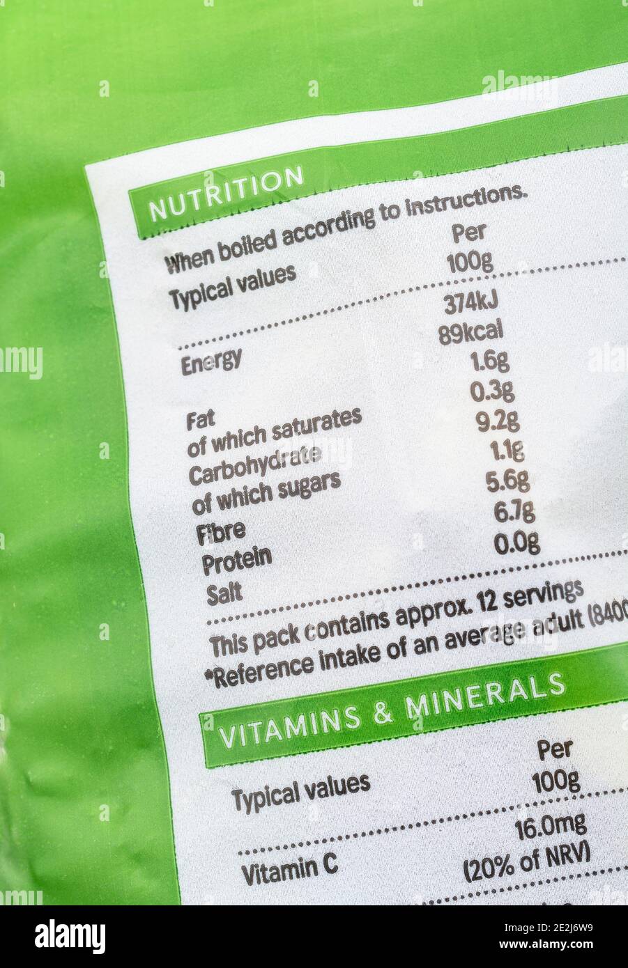 Primo piano di cibo Nutrition Facts box su involucro di plastica di Tesco Frozen Garden Peas. Foto Stock