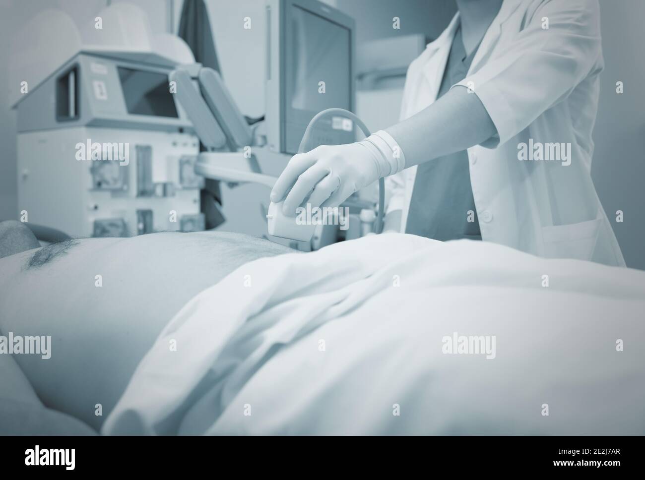 Esame ultrasonico in ospedale, sfondo monocromatico. Foto Stock