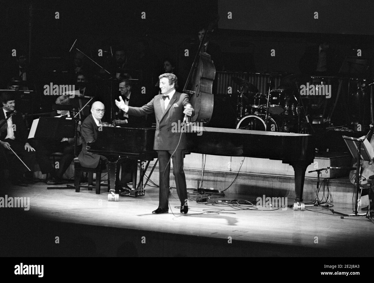 Tony Bennett e Ralph Sharon, Fairfield Halls, Croydon, marzo 1988. Foto Stock