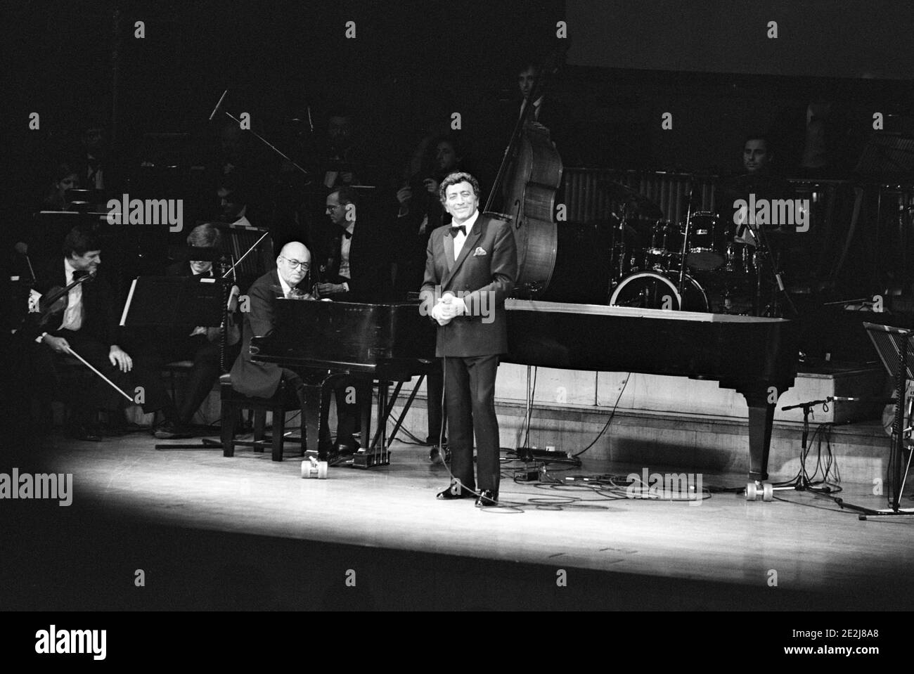 Tony Bennett e Ralph Sharon, Fairfield Halls, Croydon, marzo 1988. Foto Stock