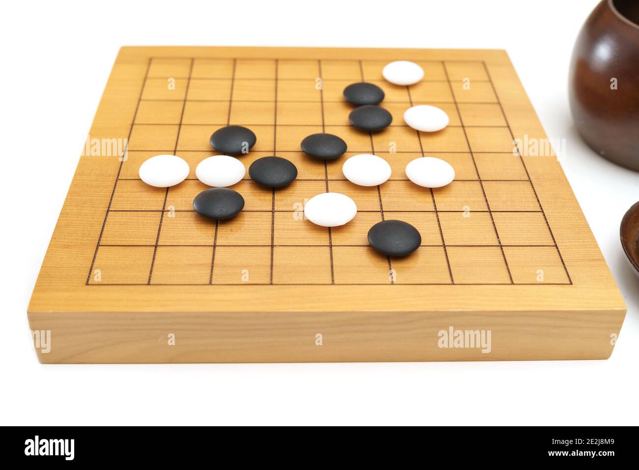 Goban, Baduk, Weiqi o Maklom - gioco da tavolo di strategia asiatica tradizionale. Pietra bianca e nera del gioco da tavolo cinese Foto Stock