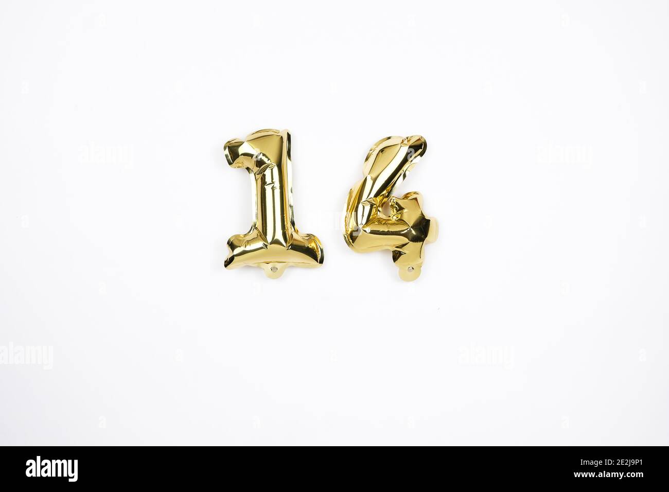 Palloncini d'oro con lamina numero 14 isolati su sfondo bianco. Buon giorno di San Valentino. Foto Stock