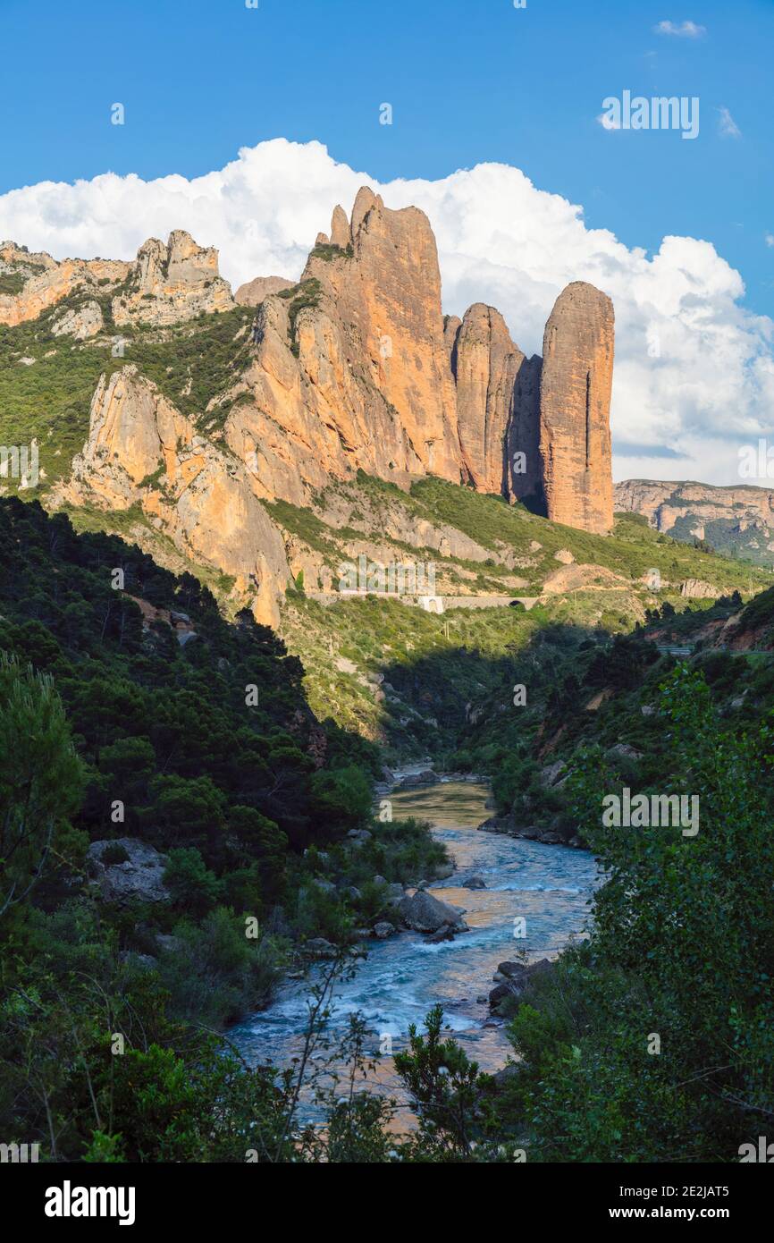 Los Mallos de Riglos con il Rio Gallego in primo piano. Provincia di Huesca, Aragona, Spagna. Foto Stock
