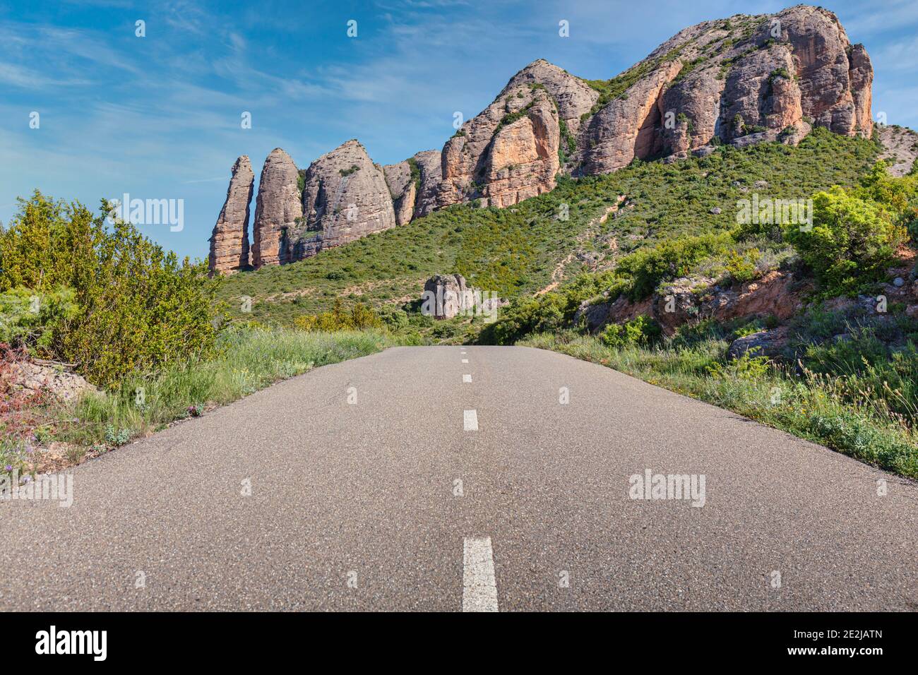 Formazioni rocciose conglomerate dei Mallos de Riglos, provincia di Huesca, Aragona, Spagna. I Mallos de Riglos sono alti circa 300 metri. Le sono Foto Stock