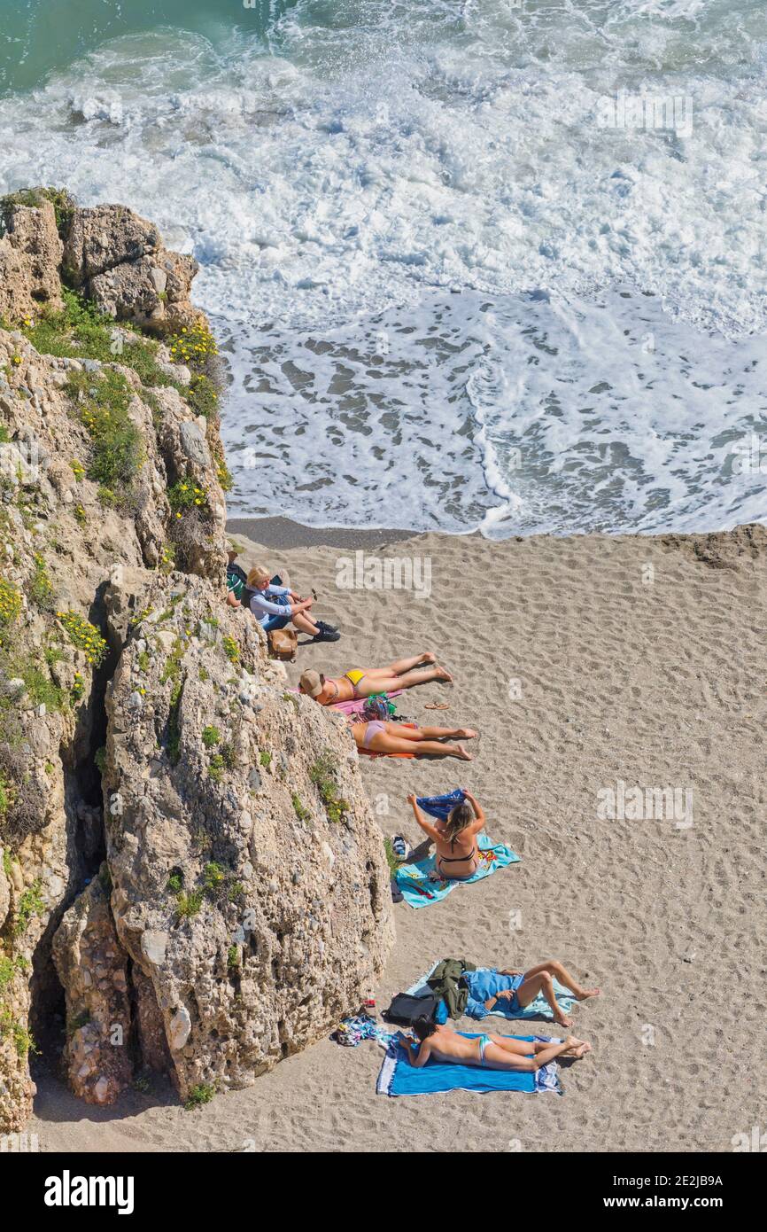 Bagnanti sulla spiaggia di Burriana, Nerja, Costa del Sol, Provincia di Malaga, Andalusia, Spagna meridionale. Foto Stock