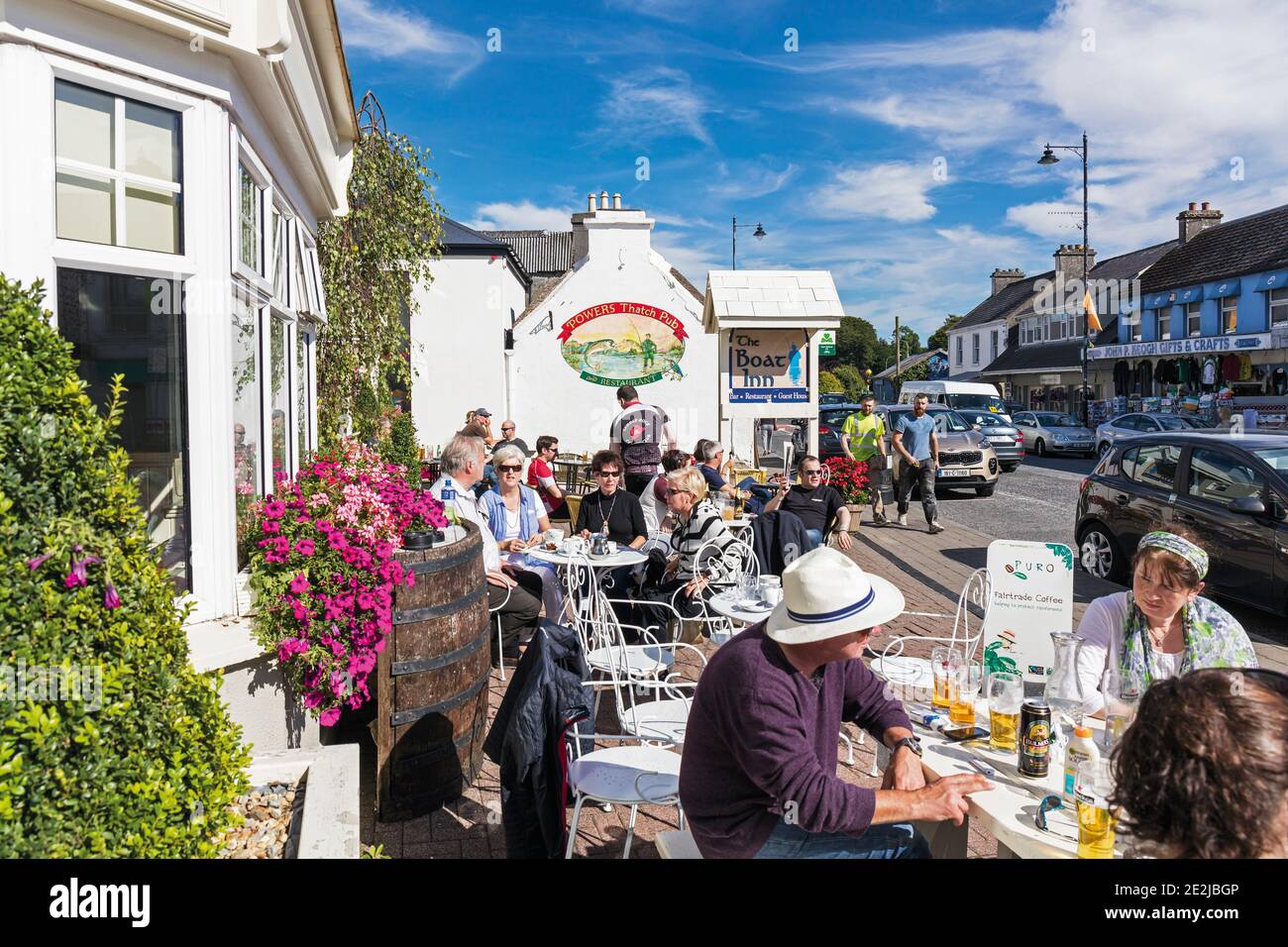 La folla estiva gode di sole e bevande a Oughterard, nella contea di Galway, Irlanda. Foto Stock