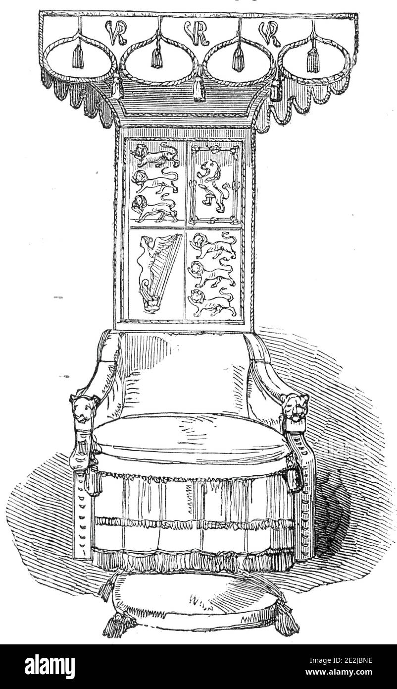 Her Majesty's state Chair, Great Hall, Lincoln's Inn New Buildings, 1845. Trono utilizzato dalla Regina Vittoria durante l'apertura ufficiale di nuovi edifici al Lincoln's Inn, uno degli Inns of Court a Holborn a Londra. 'La sedia di stato preparata per sua Maestà... è coperta di velluto cremisi, e ha fissato alla sua parte posteriore un baldacchino coperto di tela cremisi; sulla prima sono blasonate le braccia reali del periodo Tudor, e la seconda è ricamata ricamata con pizzo d'oro...', A'...sontuoso esemplare dell'arte del tappezzatore'. Da "Illustrated London News", 1845, Vol VII Foto Stock