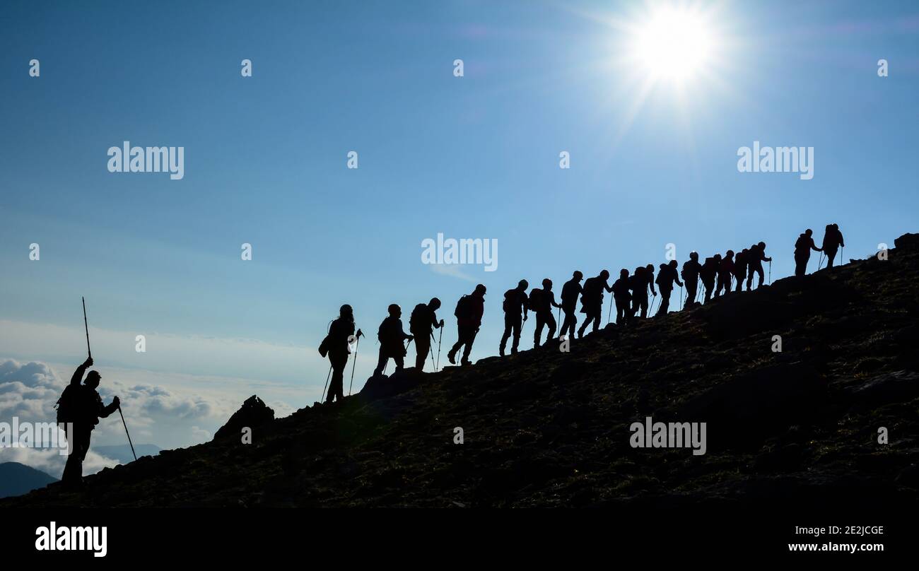 gruppo professionale di alpinista di successo, determinato e impegnativo Foto Stock