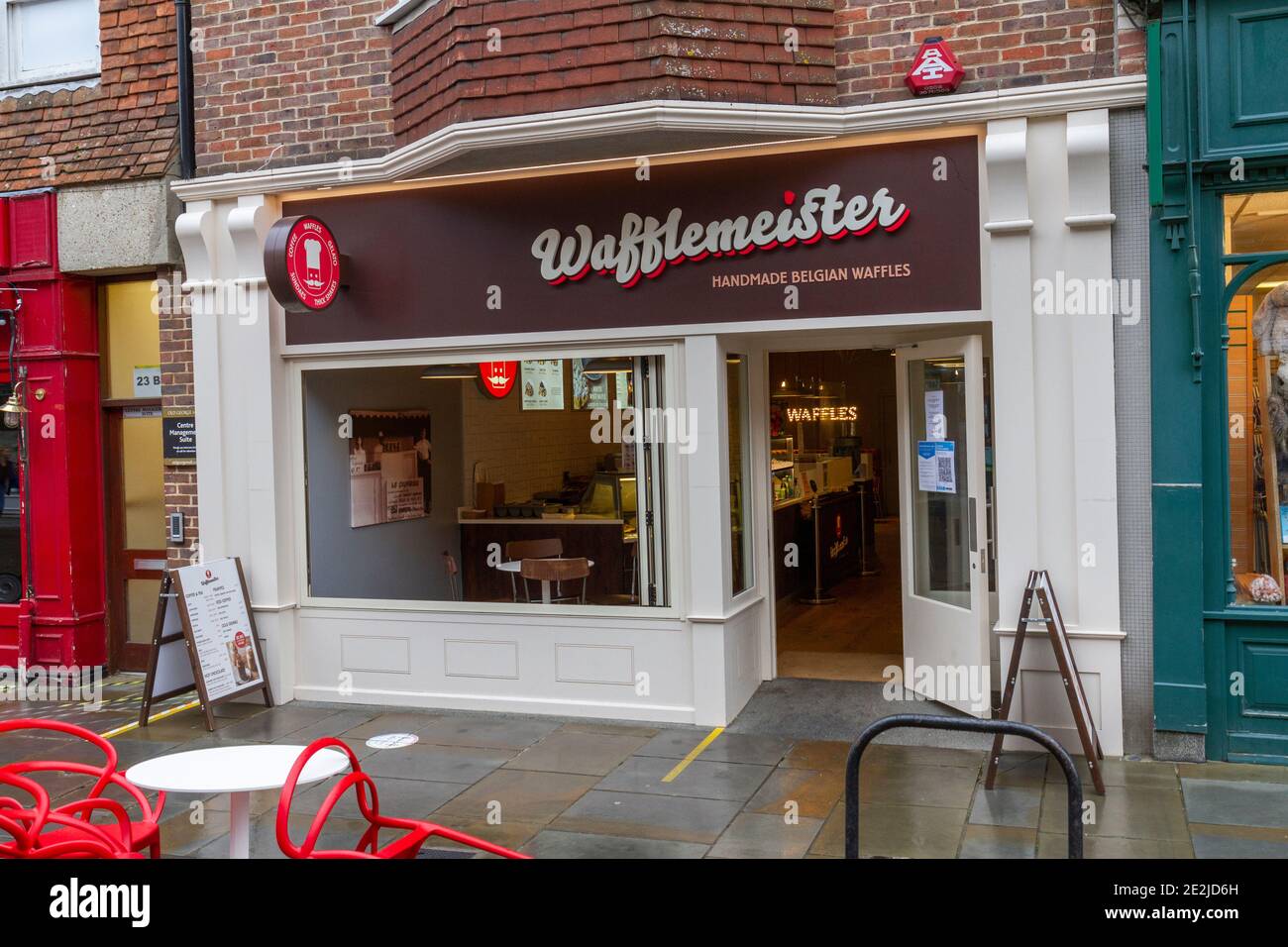 Una succursale di waffle belgi fatti a mano, un franchise di waffle su High Street, Salisbury, Wiltshire, Regno Unito. Foto Stock