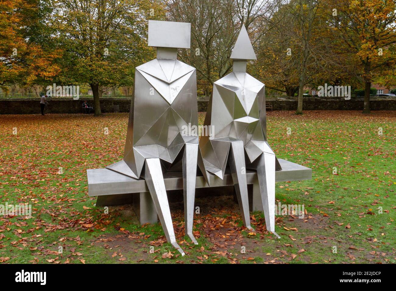 'Sitting Couple on Bench' di Lynn Chadwick, parte della mostra Spirit and Endeavour, Salisbury Cathedral Grounds, Salisbury, Wiltshire, Regno Unito Foto Stock