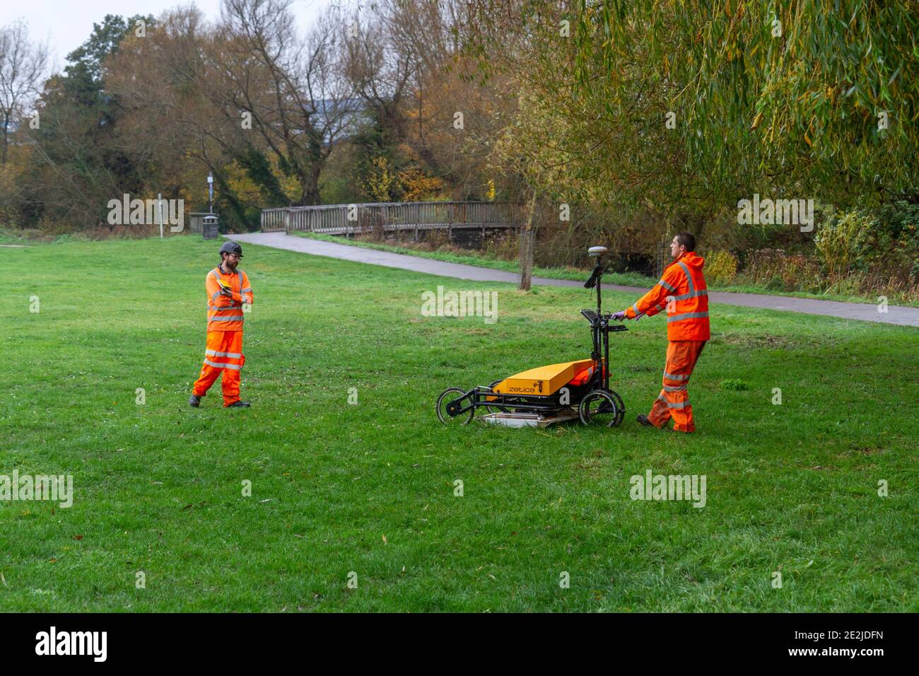Un team di indagine di Zetica Ltd che utilizza un dispositivo radar mobile che penetra nel terreno per effettuare un'indagine su Ashley Road Open Space, Salisbury, Wiltshire, Regno Unito. Foto Stock
