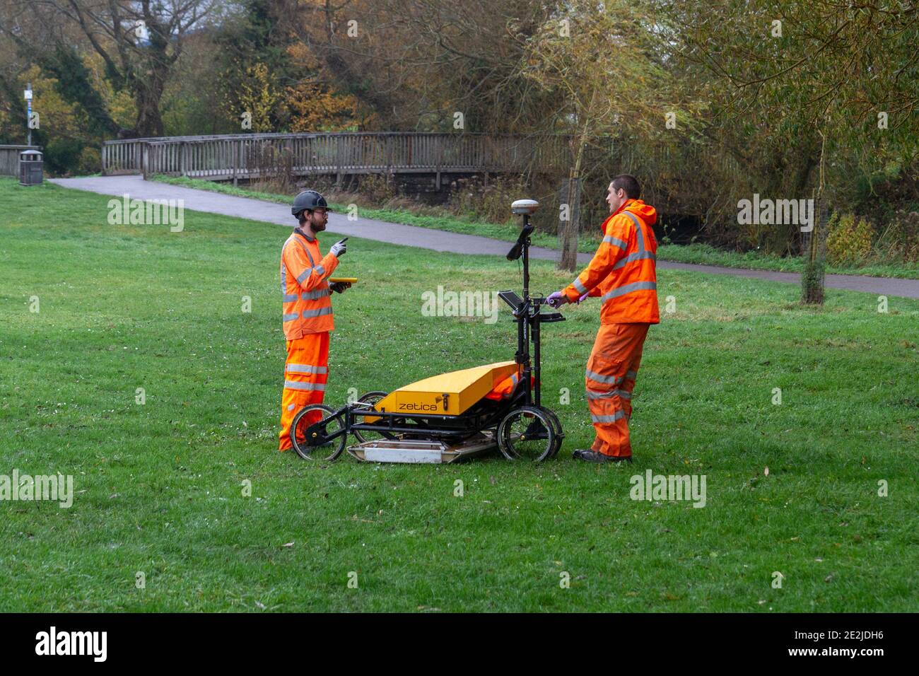 Un team di indagine di Zetica Ltd che utilizza un dispositivo radar mobile che penetra nel terreno per effettuare un'indagine su Ashley Road Open Space, Salisbury, Wiltshire, Regno Unito. Foto Stock