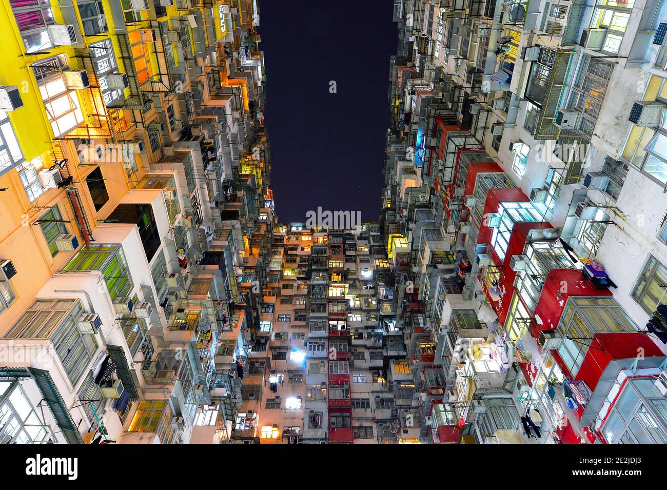 Un'immagine a lunga esposizione dell'edificio Yick Cheong, conosciuto anche come il Monster Building di Hong Kong Foto Stock