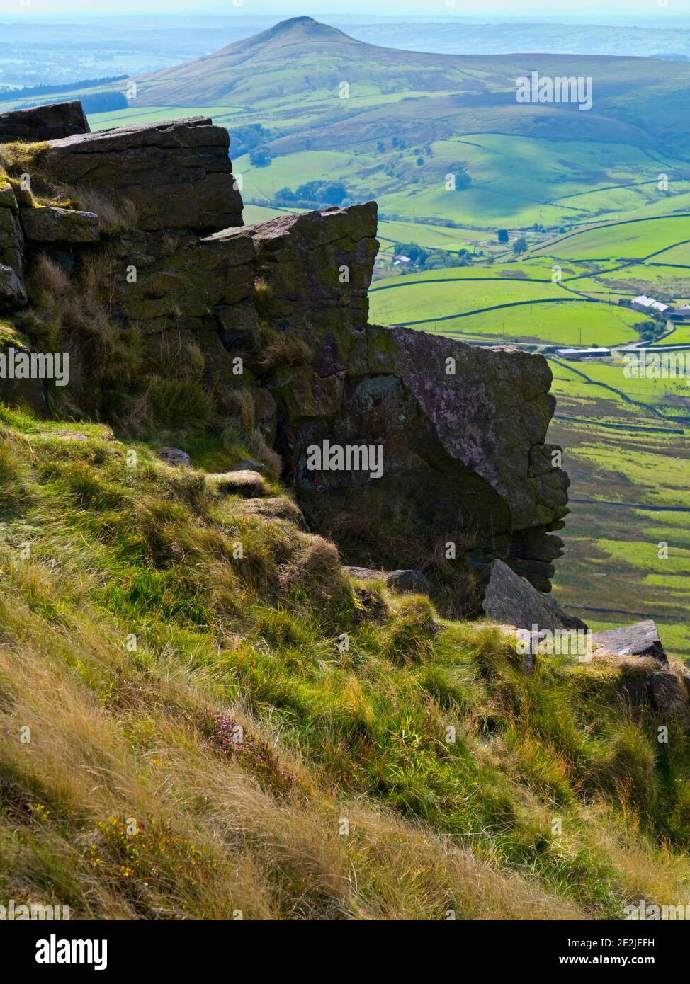 Rocce sulla collina a Shining Tor nella Valle di Goyt Sul confine tra Derbyshire e Cheshire nel Peak District National Park Inghilterra Regno Unito Foto Stock