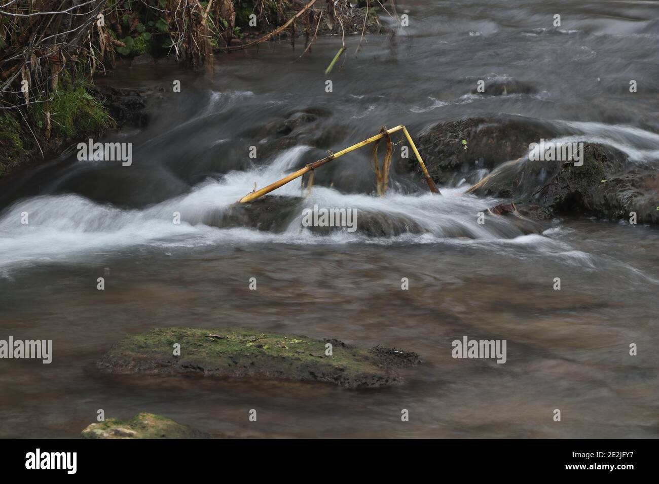 panoramica di rapide d'acqua bianca in un torrente Foto Stock