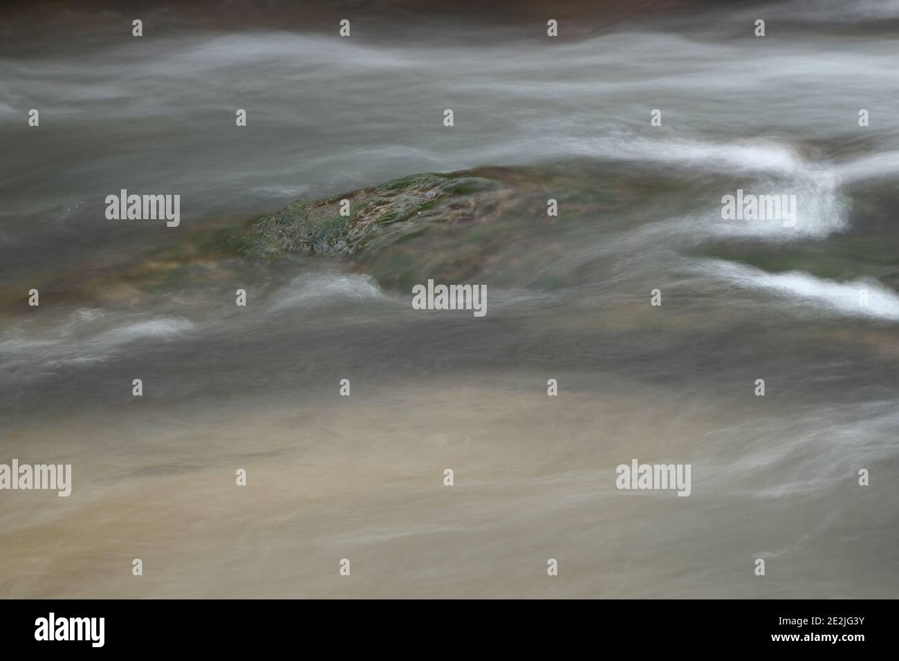panoramica di rapide d'acqua bianca in un torrente Foto Stock