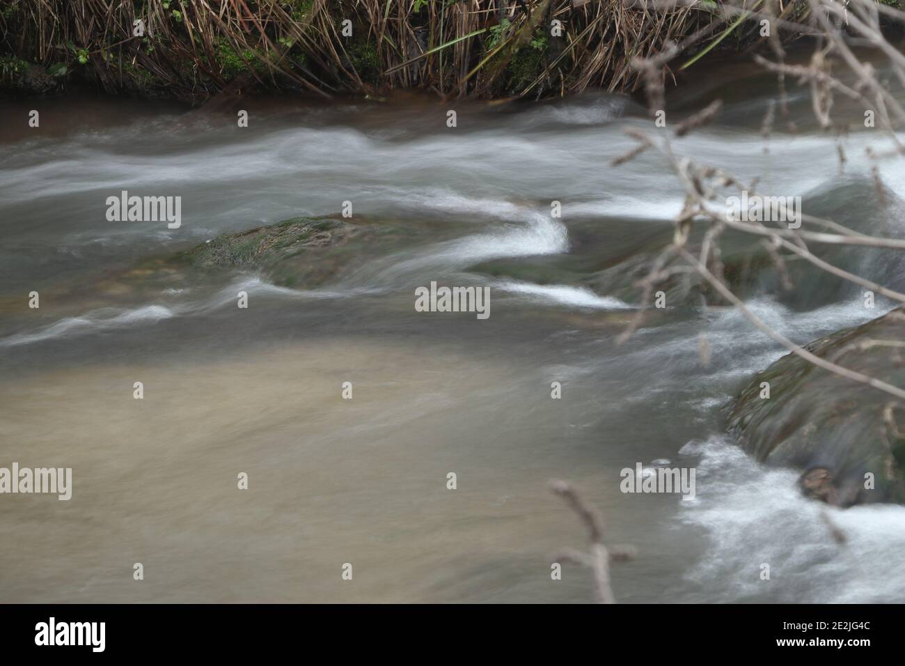 panoramica di rapide d'acqua bianca in un torrente Foto Stock