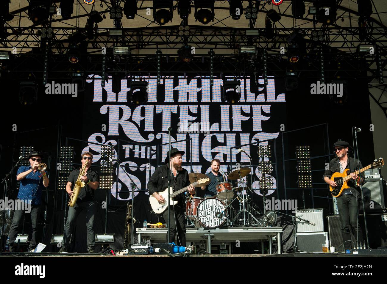 Nathaniel Rateliff e gli Sweat Notturno si esibiscono in diretta sul palco al Citadel Festival, Victoria Park - Londra Foto Stock