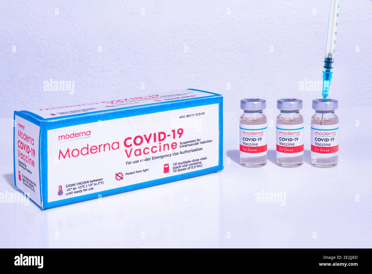 Calgary, Alberta, Canada. 12 gennaio 2021. Una scatola moderna di flaconi di flaconi di vaccino con siringhe per iniezione di vaccini di immunizzazione covid-19. Foto Stock