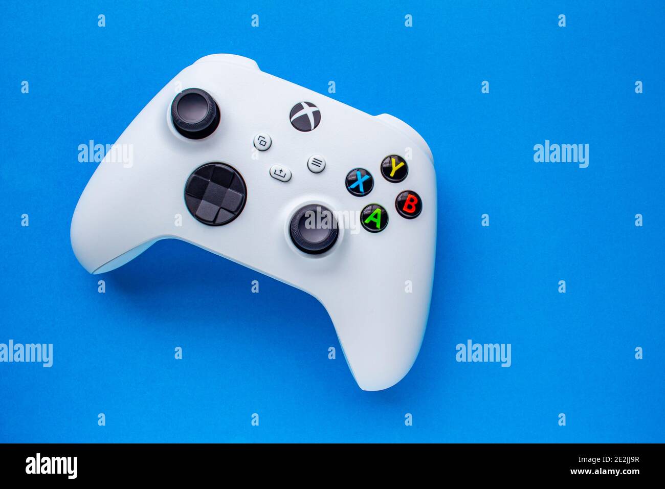 Calgary, Alberta, Canada. 06 gennaio 2021. Un controller wireless Xbox bianco, Robot bianco. Compatibile Xbox Series X|S, Xbox One su sfondo blu. Foto Stock