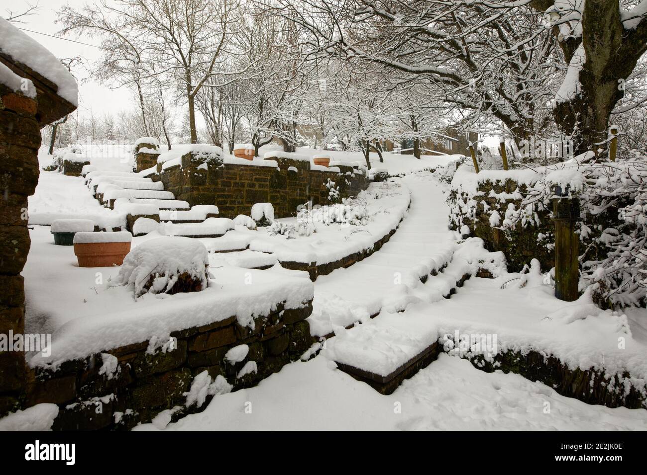 Sentiero pedonale e ingresso coperto da neve profonda dopo una nevicata di un giorno sulla brughiera di Nidderdale. Foto Stock