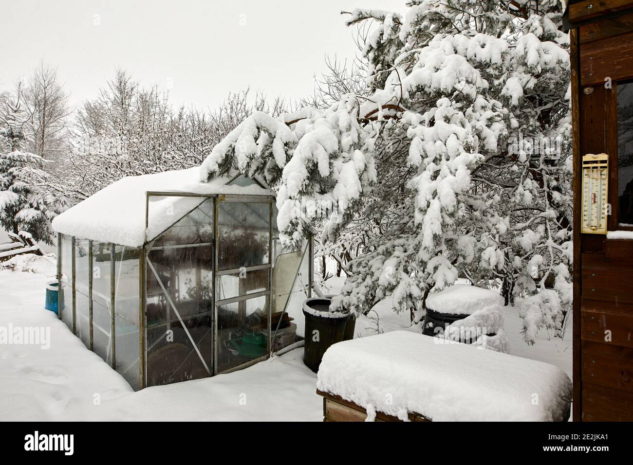 Coprendo la serra e il giardino della cucina, neve profonda dopo la nevicata di giorno sulla piccola tenuta della brughiera a Nidderdale. Foto Stock
