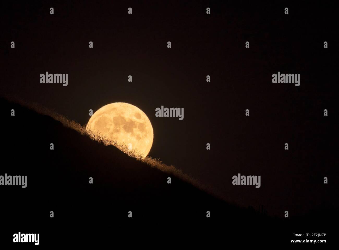 Luna piena che sorge sulla morena del lago Wallowa nell'Oregon orientale. Foto Stock