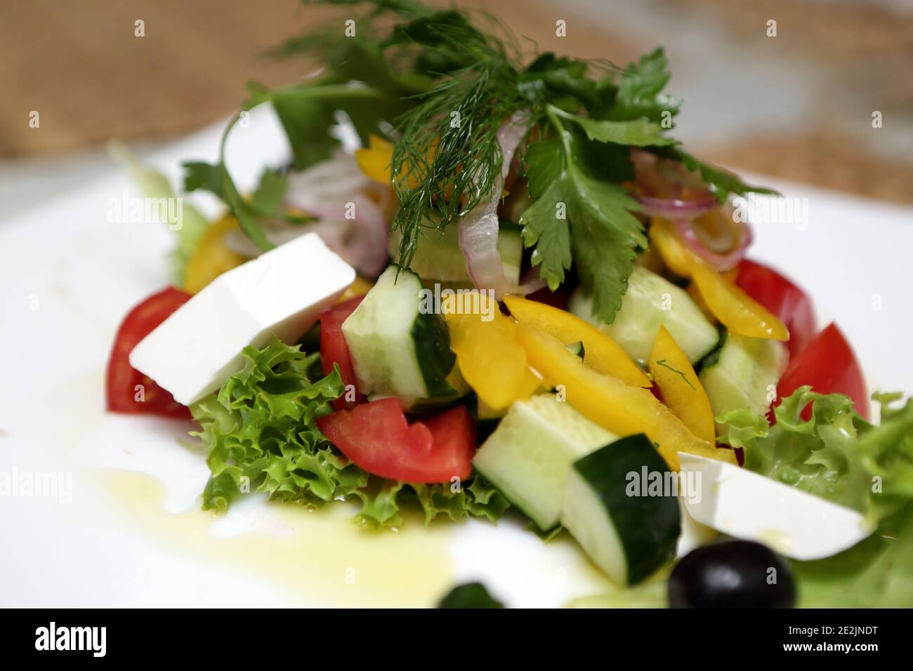 Piatto con insalata greca in un ristorante Foto Stock