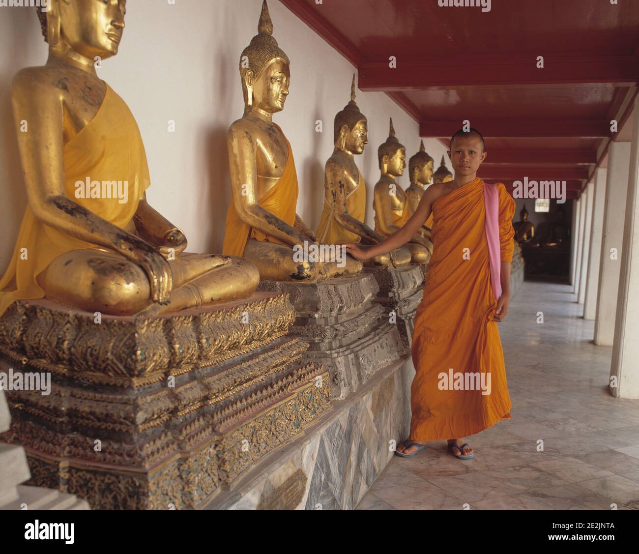 Thailandia. Bangkok. Monaco buddista al Tempio del Buddha d'oro. Foto Stock