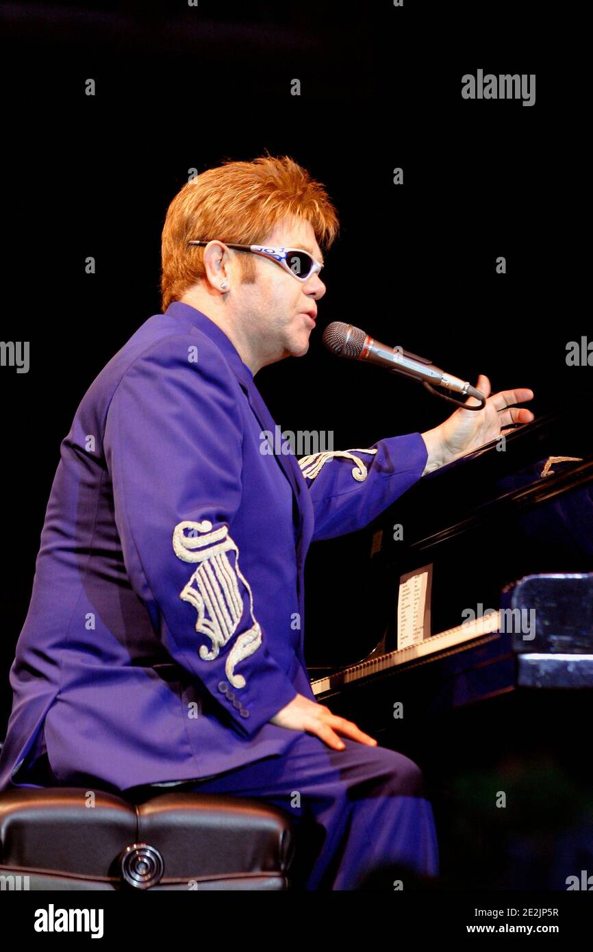 Elton John in concerto all'Hampton Court Palace di Londra, Regno Unito. 17 giugno 2003 Foto Stock