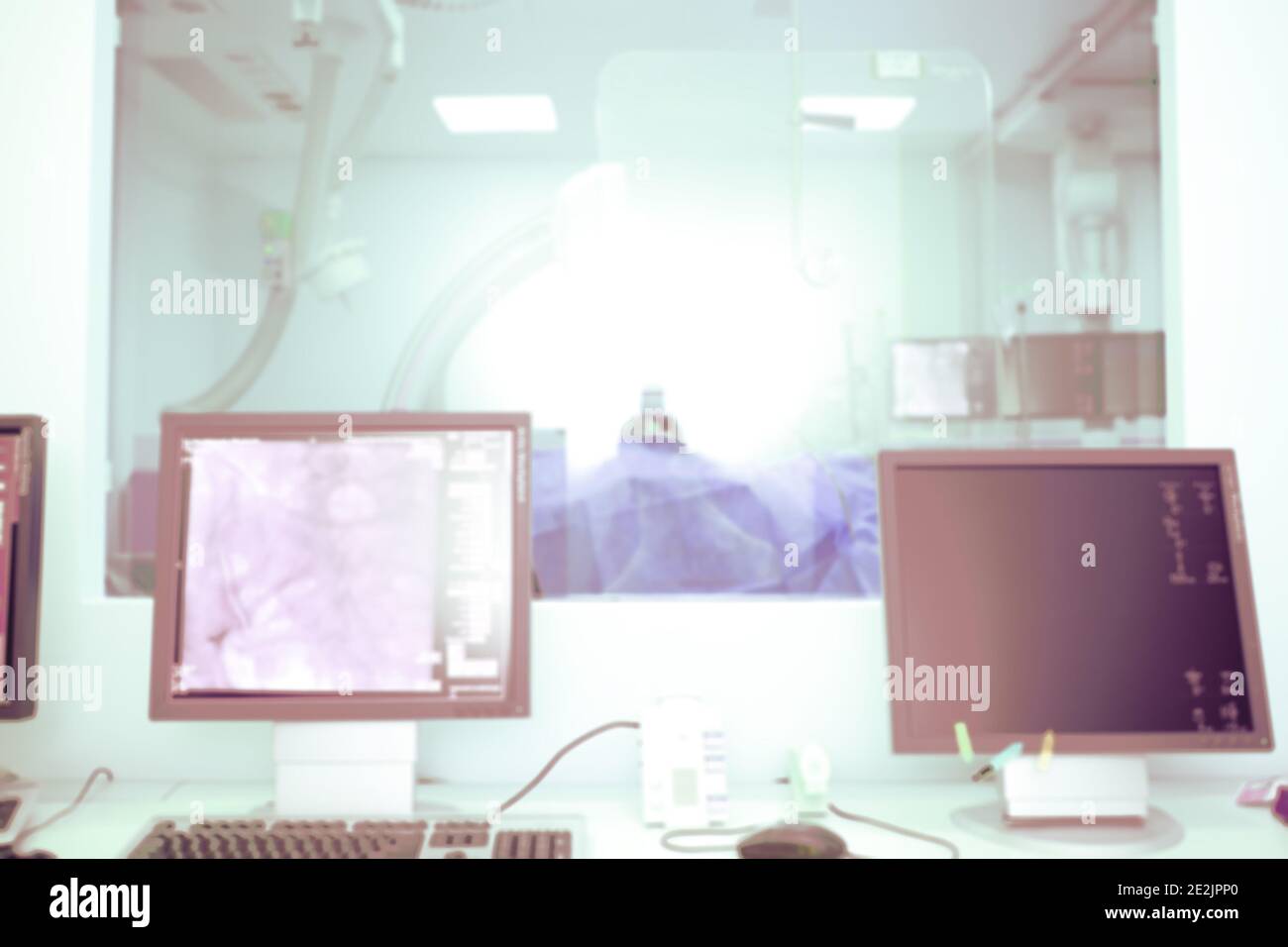 Esperienza medica o scientifica con tecnologie moderne nel funzionamento a raggi X. camera(laboratorio cateterismo) Foto Stock