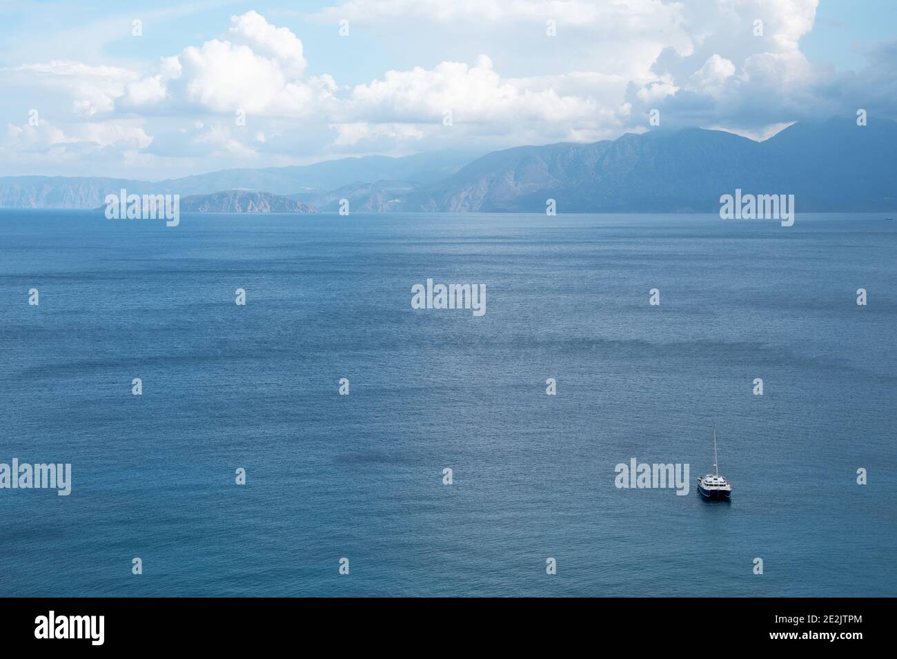 Splendida vista sul mare di Creta, sulla costa di Agios Nikolaos con catamarano bianco Foto Stock