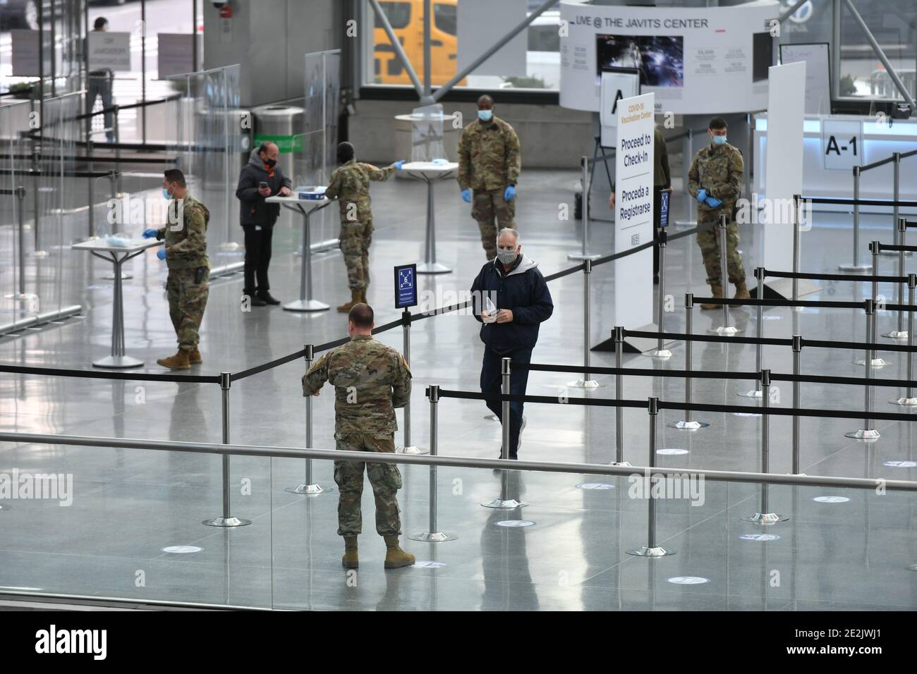 I membri della Guardia Nazionale assistono le persone al Javits Center di Manhattan, inaugurato recentemente come sito di vaccinazione COVID il 13 gennaio 2021 a New Foto Stock