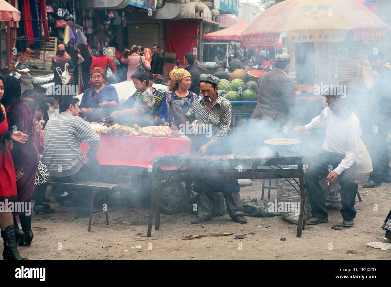 Uyghur venditori ambulanti che vendono cibo nel centro storico di Kashgar, provincia di Xinjiang, Cina. 5 ottobre 2011. Fotografia: Stuart Boulton. Foto Stock