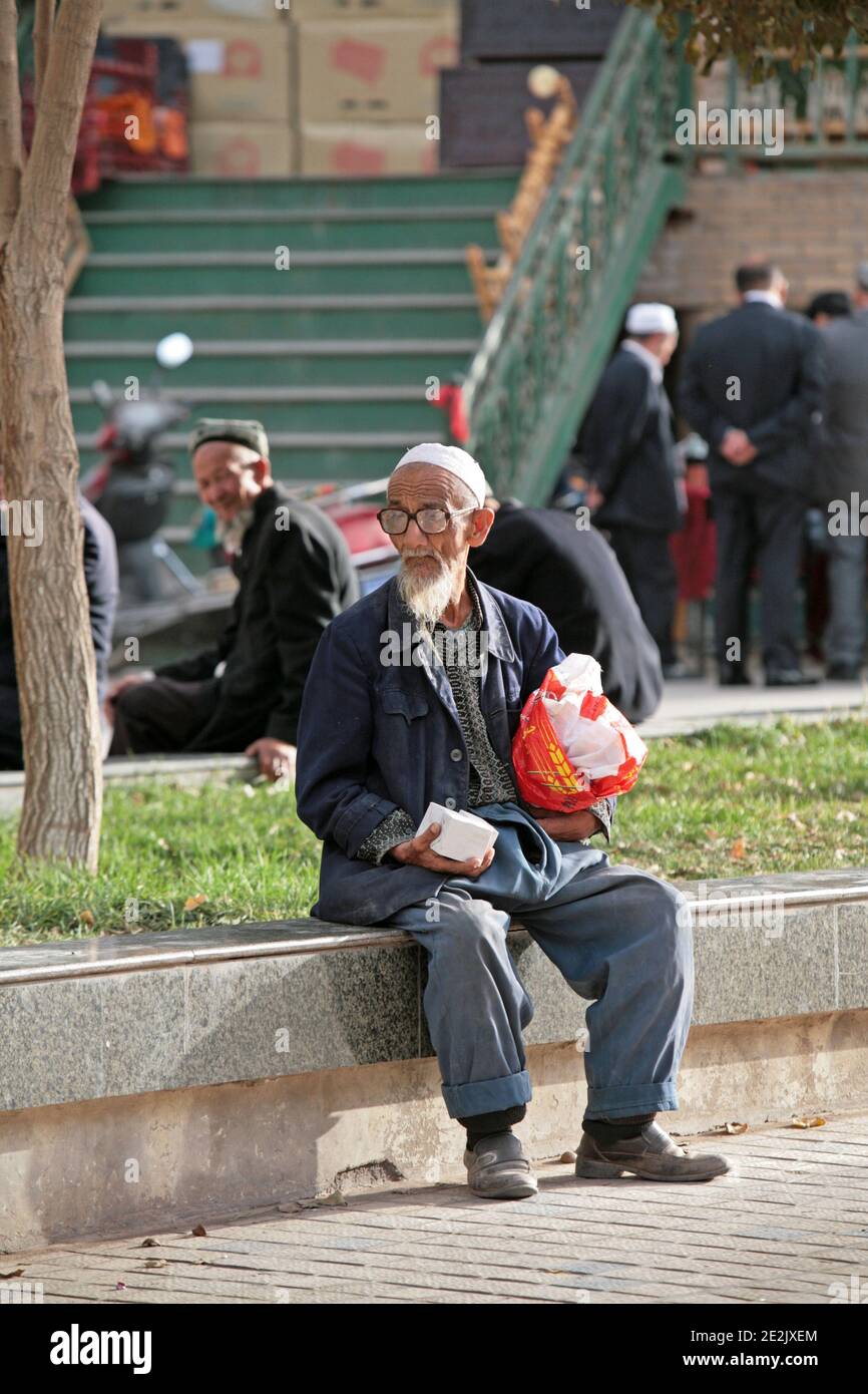 Vecchio uomo Uyghur nel centro storico di Kashgar, provincia di Xinjiang, Cina. 5 ottobre 2011. Fotografia: Stuart Boulton. Foto Stock