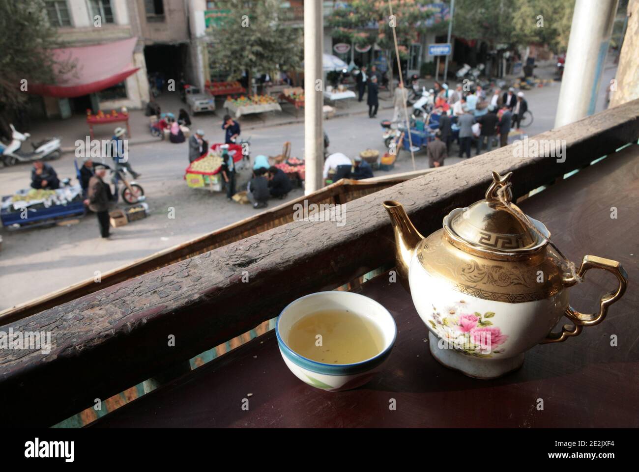 Vista dal balcone della casa da tè Uyghur nel centro storico di Kashgar, provincia di Xinjiang, Cina. 5 ottobre 2011. Fotografia: Stuart Boulton. Foto Stock