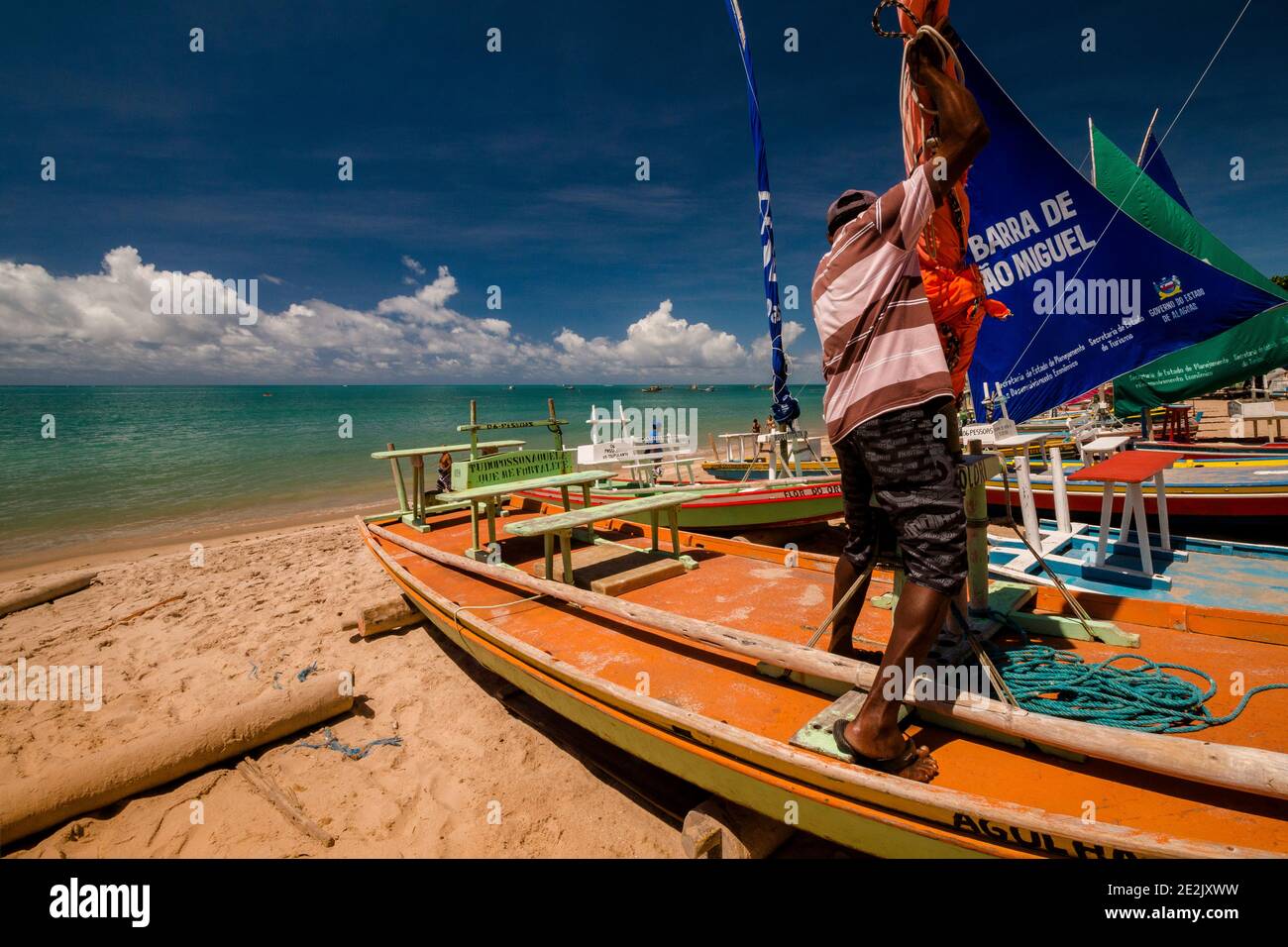 Barche turistiche su una spiaggia a Maceió, Brasile Foto Stock