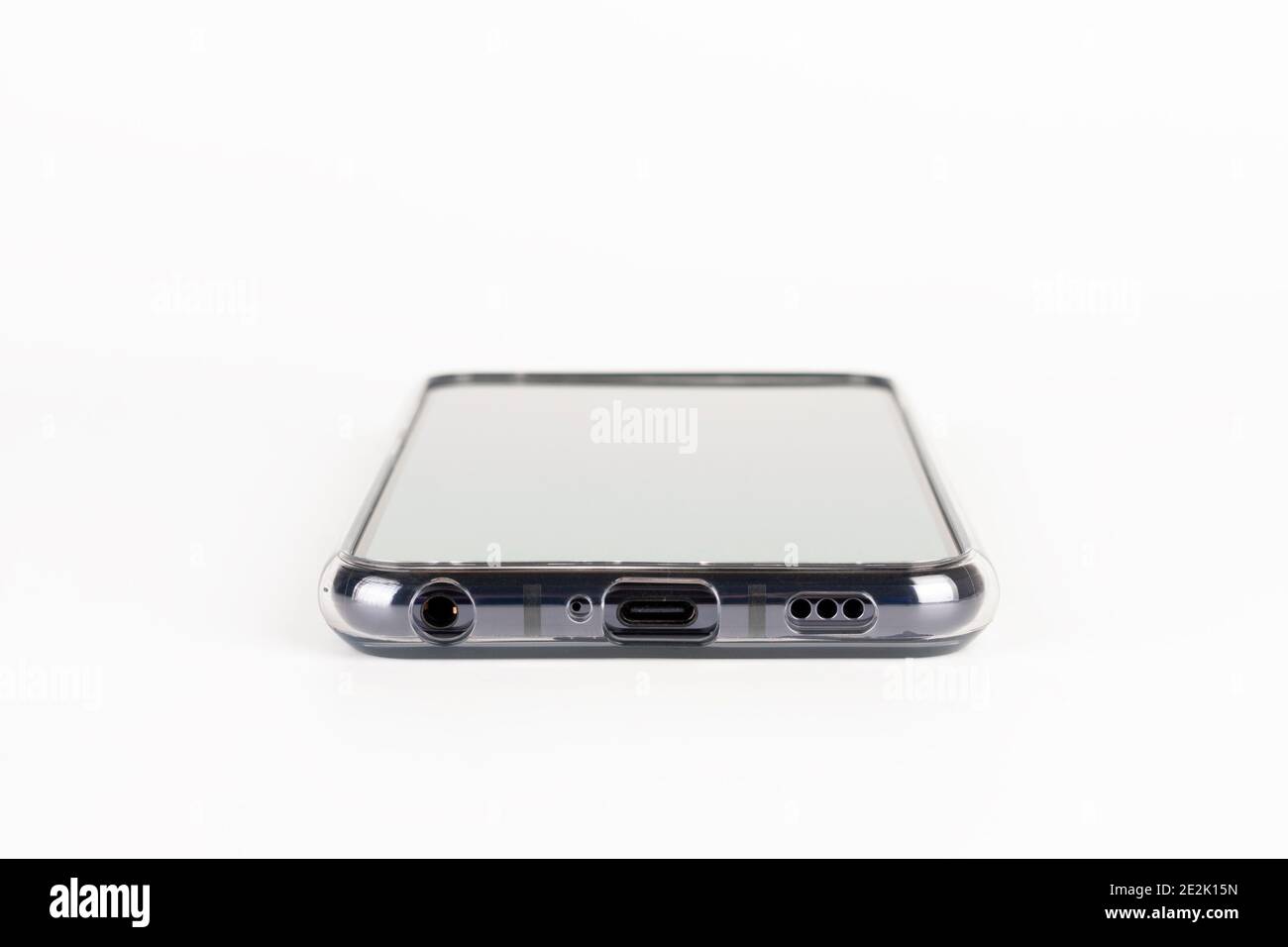 Primo piano delle porte dello smartphone touchscreen nel coperchio in silicone. USB-C, jack per cuffie, altoparlante da 1 W sono posizionati nella parte inferiore dello smartphone. Foto Stock