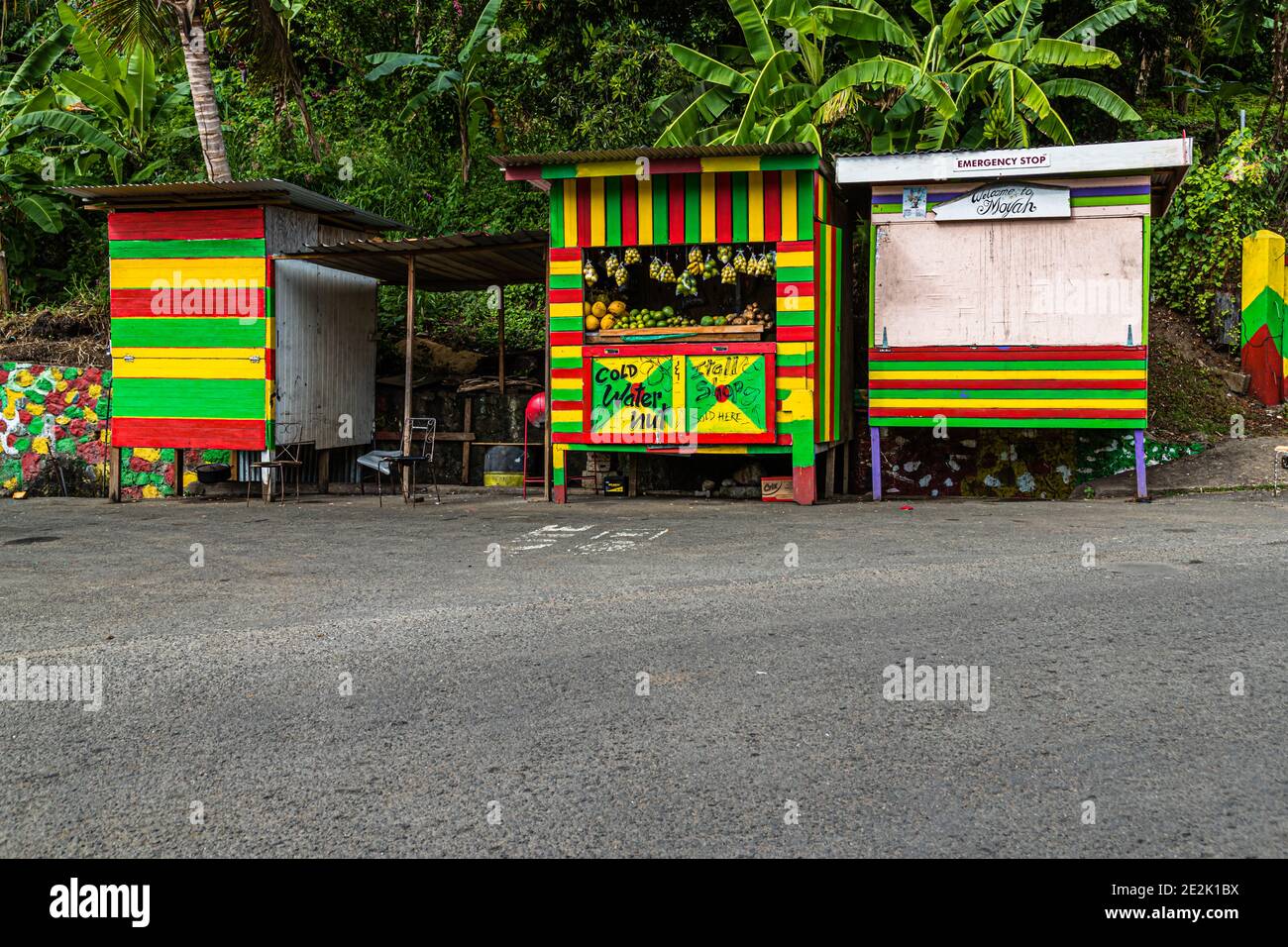 Chiosco che vende Noci D'Acqua a Moya, Grenada Foto Stock