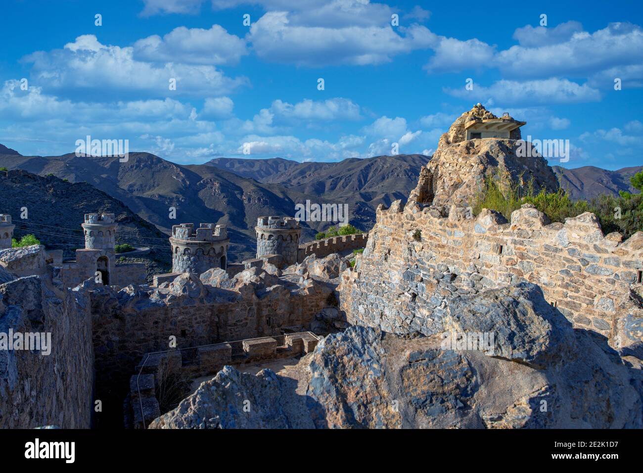 Interno di una fortezza medievale di fronte alle montagne con difesa E torri di sorveglianza situate nella regione mediterranea di Murcia e all'interno di Foto Stock