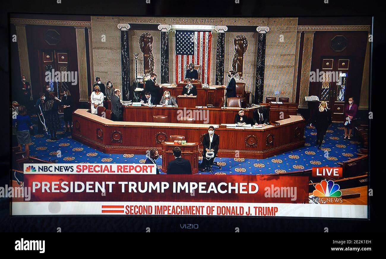 Uno screenshot di una trasmissione televisiva in diretta della NBC-TV pochi istanti dopo che i membri della Camera dei rappresentanti degli Stati Uniti hanno votato per impedire al presidente Donald Trump. Foto Stock