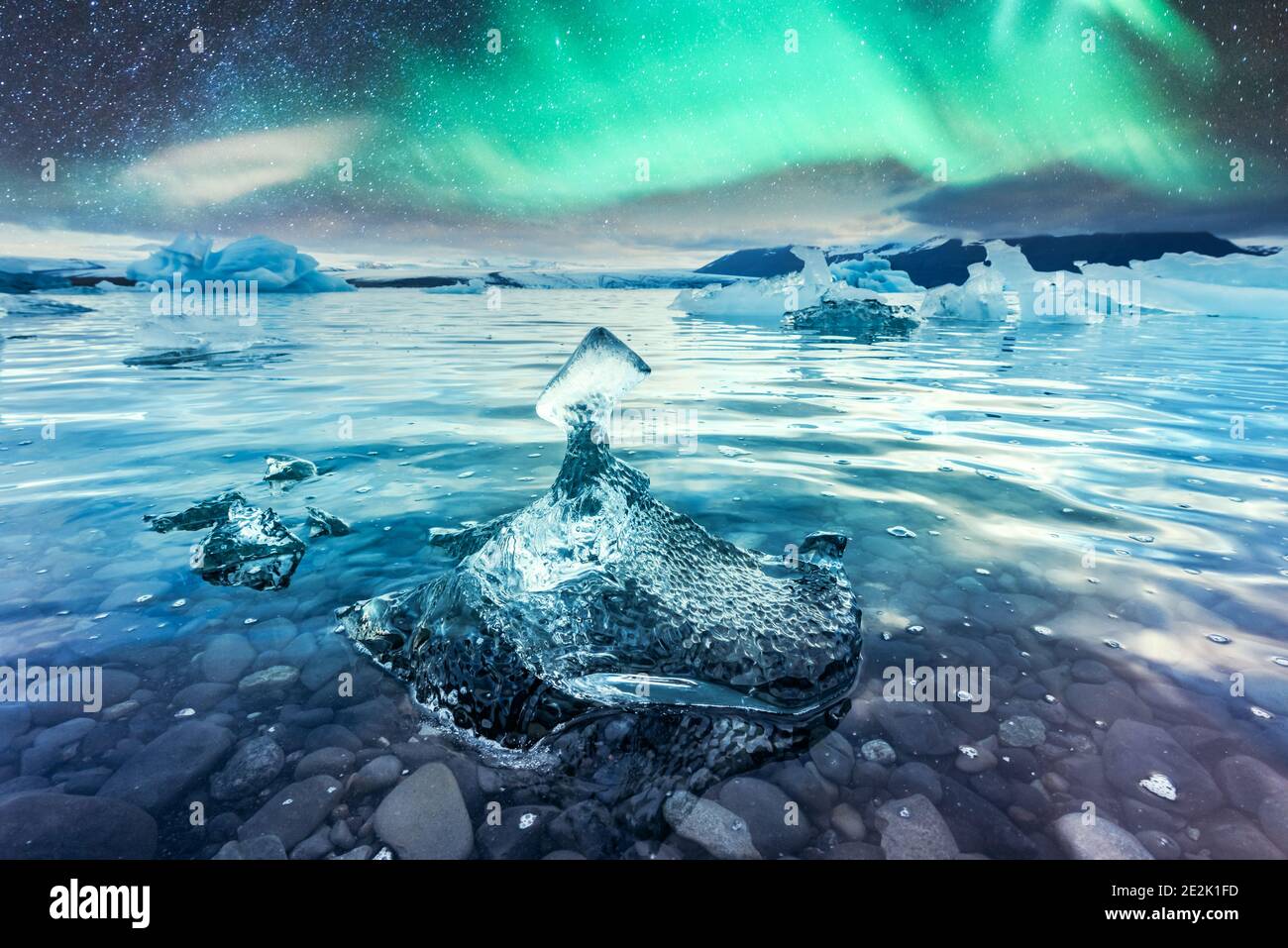 Aurora borealis luce settentrionale e iceberg nella laguna glaciale di Jokulsarlon. Parco Nazionale di Vatnajokull, Islanda sudorientale, Europa. Fotografia di paesaggio Foto Stock