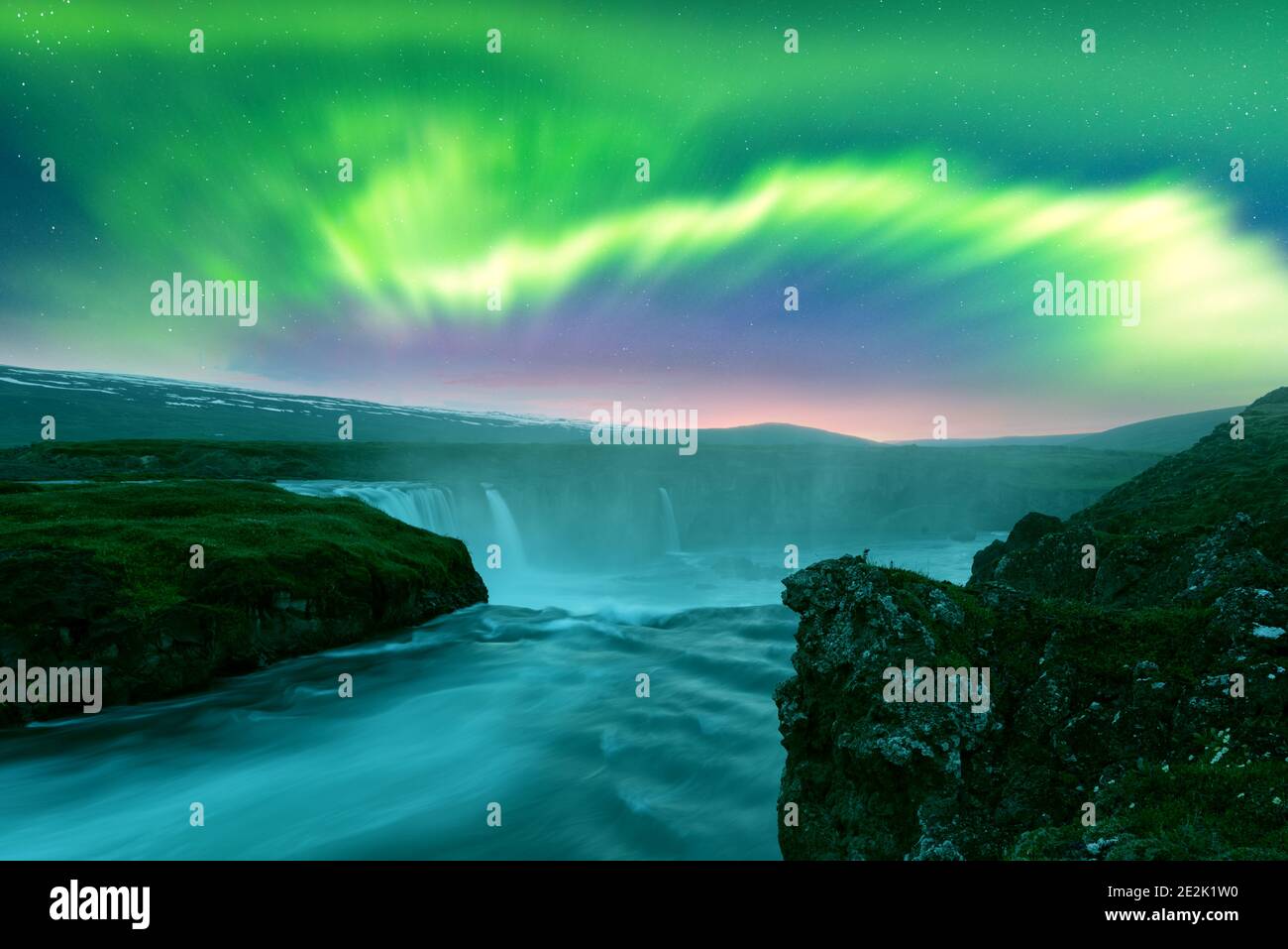 Aurora borealis aurora boreale sulla cascata Godafoss sul fiume Skjalfandafljot, Islanda. Fotografia di paesaggio. Per gentile concessione della NASA. Collage fotografico Foto Stock