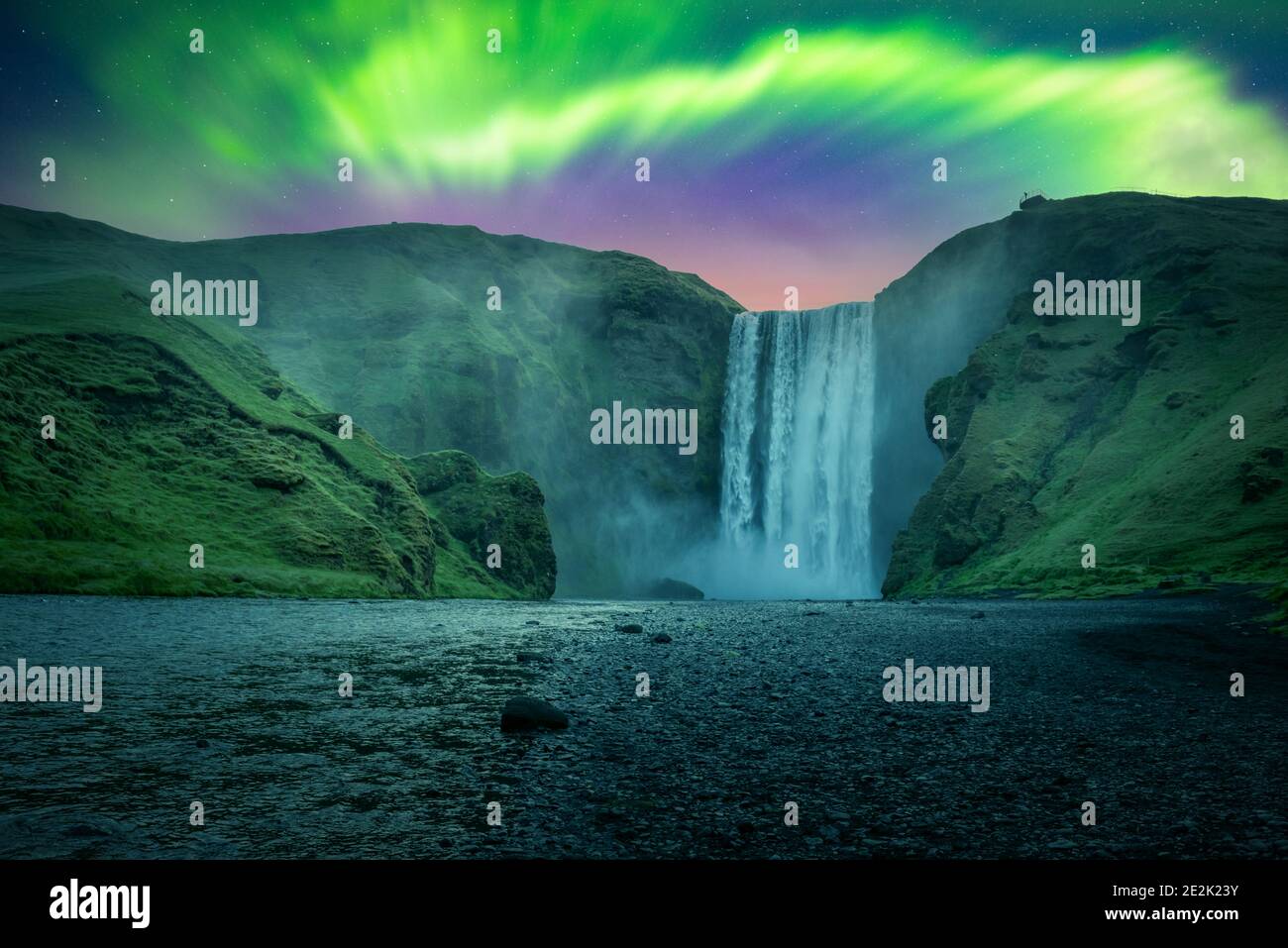 Green aurora luce dietro il famoso Skogafoss cascata sul fiume Skoga. L'Islanda, l'Europa. La cortesia della NASA. Photo Collage Foto Stock