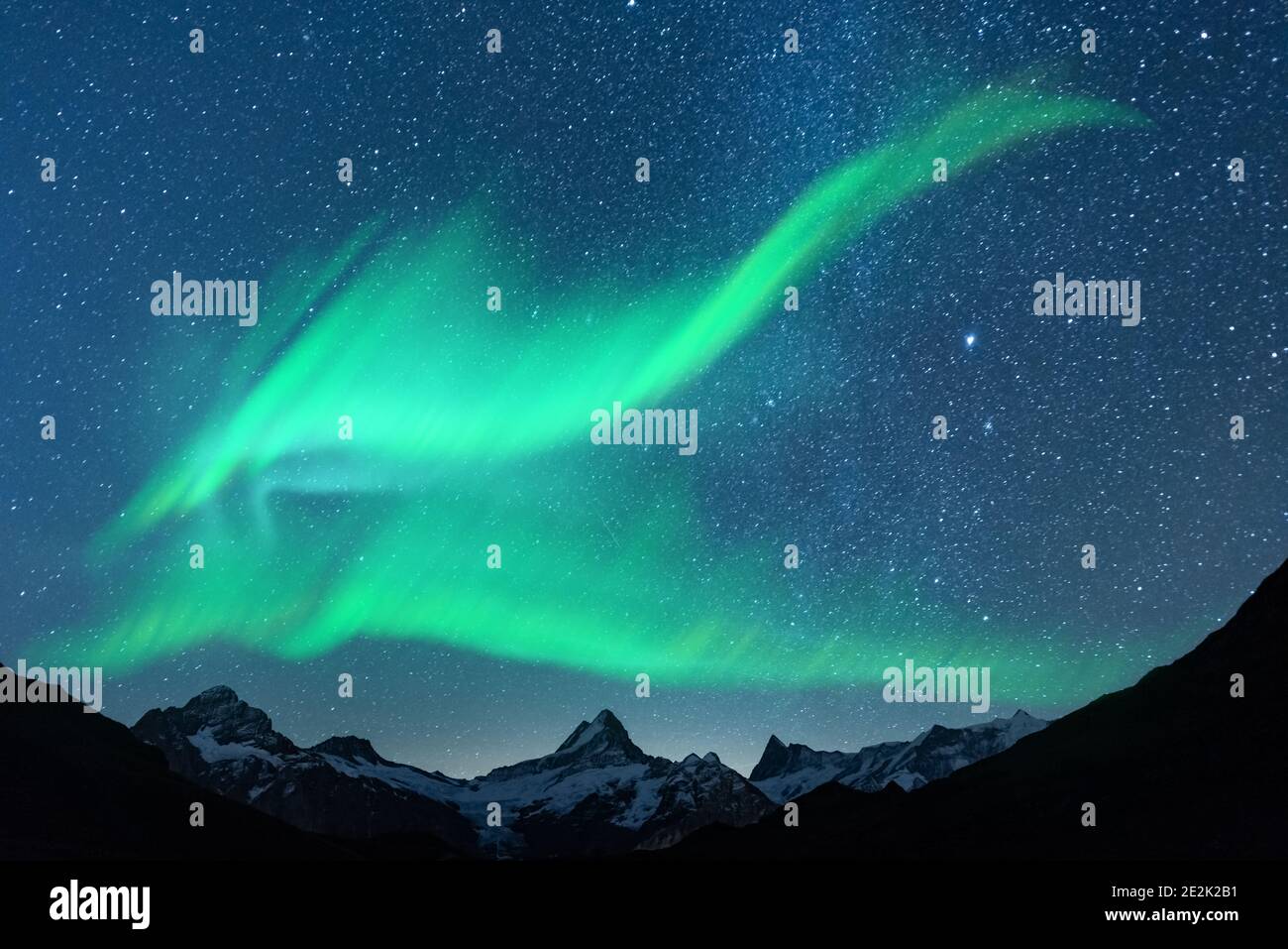 Aurora Boreale. Luci del nord in inverno le montagne. Cielo polare con luci e stelle Foto Stock