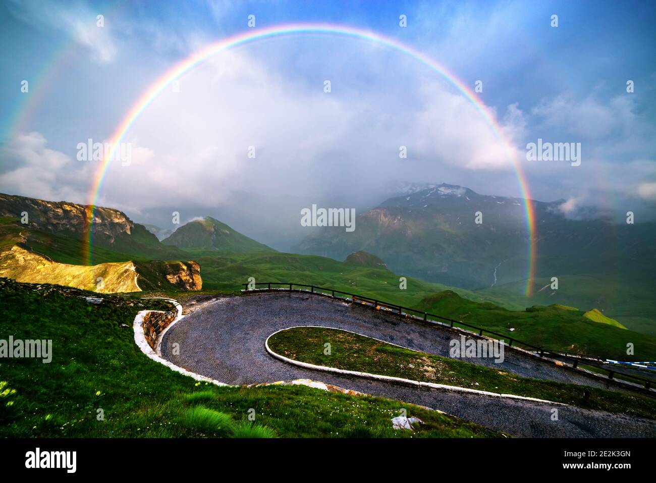 Incredibile arcobaleno in cima al Passo Grossglockner, Alpi svizzere, Svizzera, Europa. Fotografia di paesaggio Foto Stock