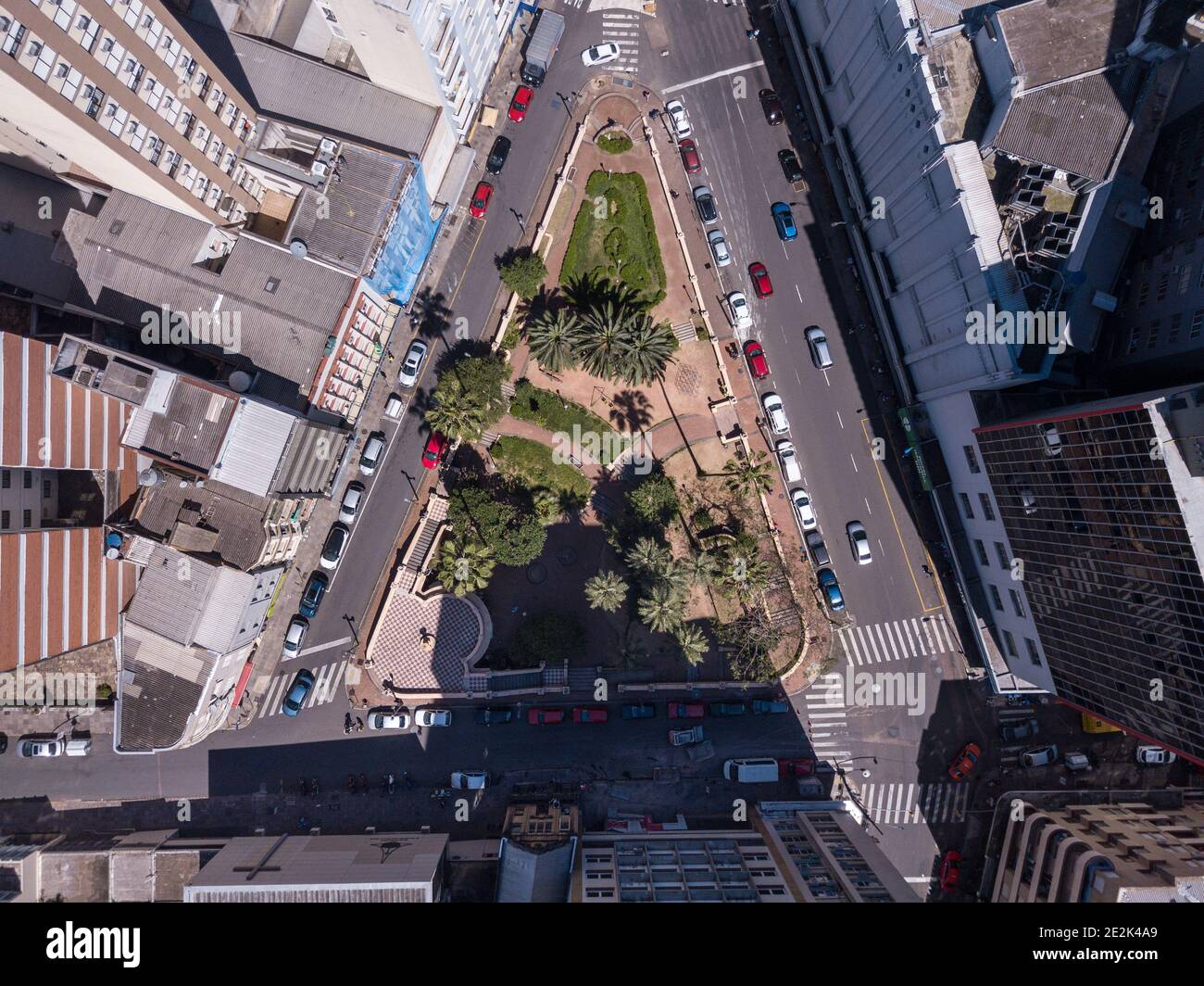 Drone vista aerea di piazza, edifici, automobili, alberi e strade della città di Porto Alegre in Rio Grande do sul stato, Brasile. Concetto di Sud america. Foto Stock